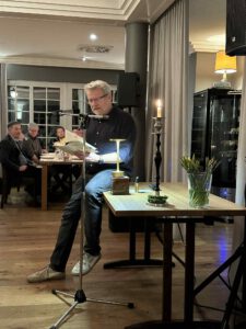 Hofgut - Heimat - Hirtenknab. Wir und unsere Gäste hatten einen tollen Abend im Hofgut Rosenau. Schöne Weine, ausverkauftes Haus, excellentes Menü … und wenn Dir Ulf Siebert die Stehlampe macht, dann hast Du es geschafft  Danke an die Rosenau und alle Gäste